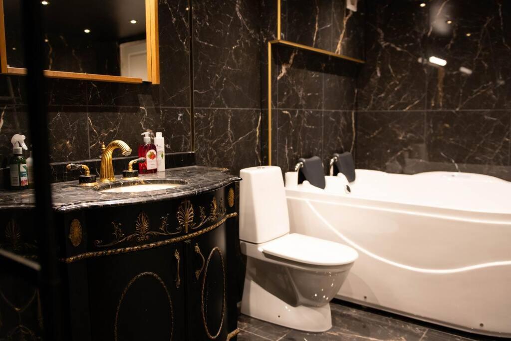 Historical Malt Factory Apartment, 6 Bedrooms, Sleeps 12 , Hot Tub Helsingborg Exteriér fotografie